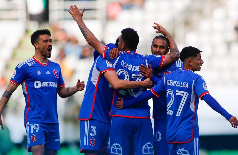 Jugadores de la U tras el gol de Nery Domínguez en el partido contra Deportes Temuco del domingo pasado.