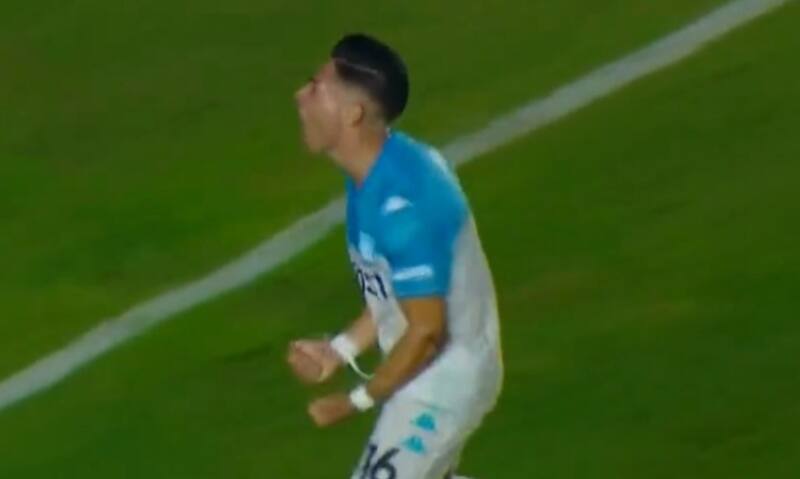 El lateral chileno se despachó un gran gol en Argentina.