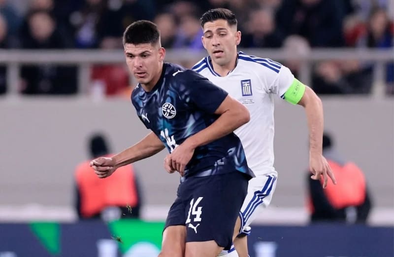 El volante en el partido ante Grecia. Foto: @Albirroja