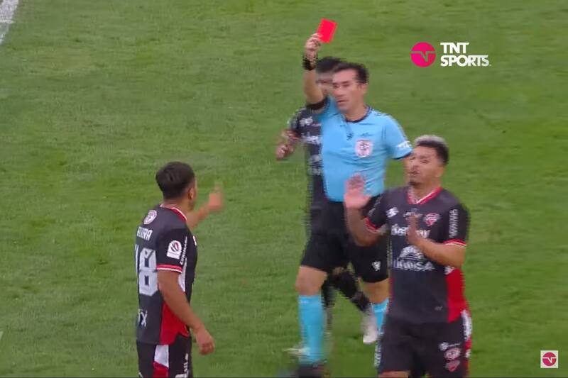 Manuel Rivera fue expulsado por doble amarilla del árbitro, Matías Quila (FOTO: TNT Sports)
