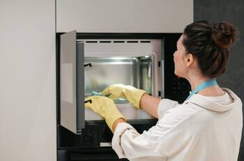 Esta es la forma correcta de limpiar el microondas sin utilizar químicos agresivos