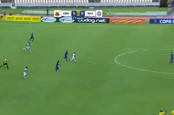 El increíble golazo de media cancha que se vio en el Fútbol Brasileño