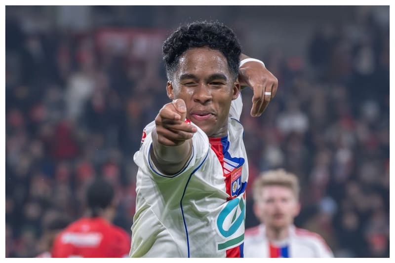 Celebrando su primer gol en Francia contra el Lille. Foto: @ol en Instagram.