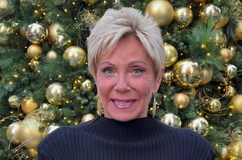 Con temáticas de diferentes colores: Los espectaculares árboles de Navidad de Raquel Argandoña a través de los años