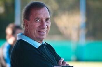 Estado de salud de Carlos Bilardo se complica y Argentina está alarmada