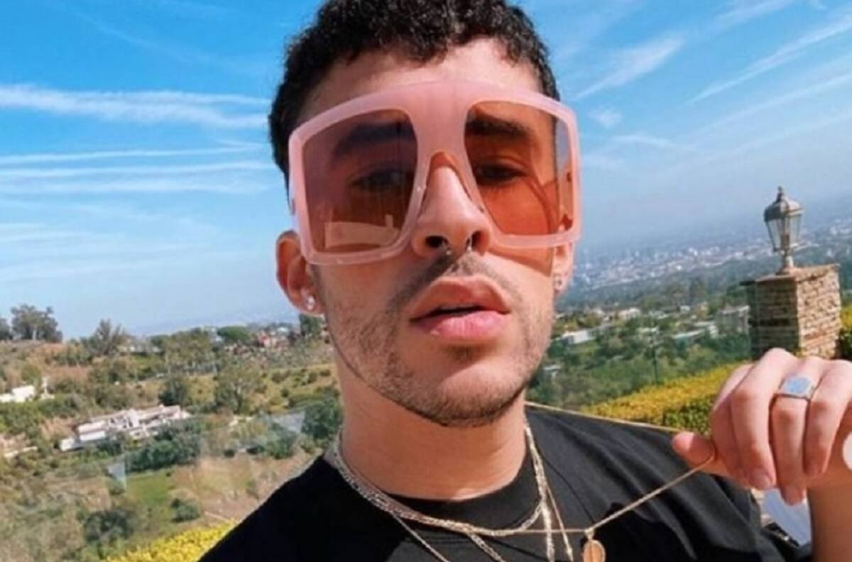 Bad Bunny anunció una nueva canción al presentar su nuevo auto Bugatti edición limitada