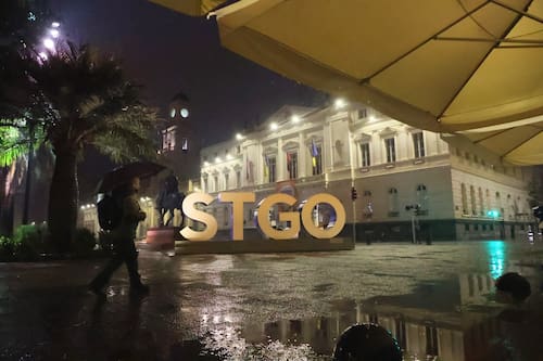Meteorólogos y aplicaciones del clima advierten por nuevo sistema frontal: Mucha lluvia para Santiago