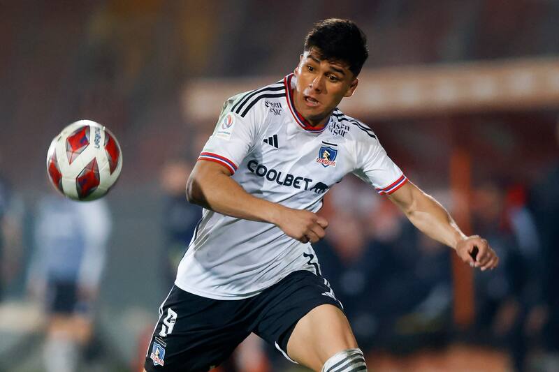 A Damián Pizarro le exigen goles en Colo Colo. Foto: Agencia Aton.