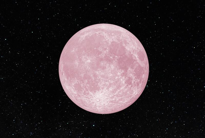 Conoce cuándo se presentará la Luna Fresa y en que horario se observará en Chile. Créditos: En La Hora - Canva.