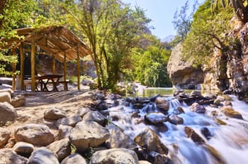 El mejor lugar para hacer un picnic cerca de Santiago: río, naturaleza y quinchos a minutos de la capital