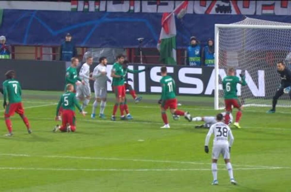 Leverkusen de Aránguiz se adelantó ante Lokomotiv Moscú con este gol