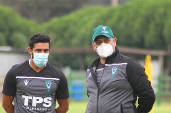 Ronald Fuentes reveló que Santiago Wanderers está por cerrar la llegada de un delantero