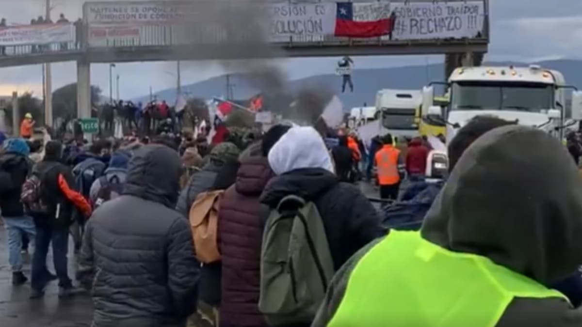 VIDEO | Camioneros se sumaron a las protestas de trabajadores de Codelco por cierre de Ventanas