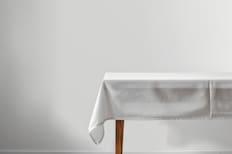 No es con cloro: Truco infalible para quitar las manchas de un mantel blanco