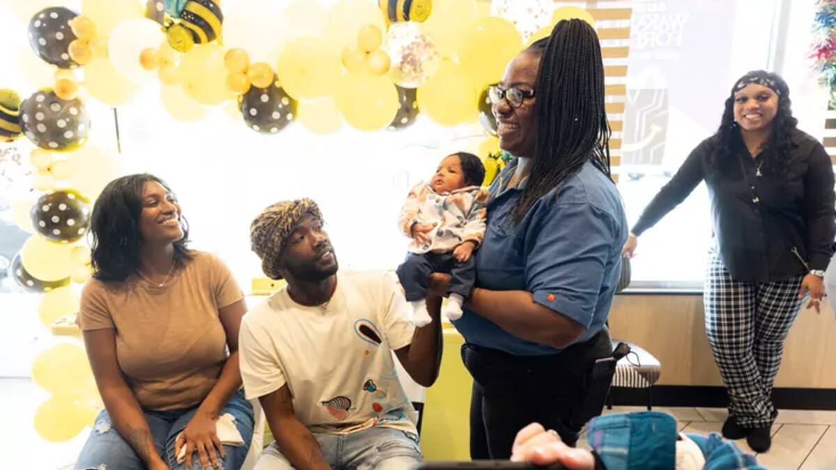Le organizaron un baby shower: Trabajadoras de McDonald's asistieron un parto en el baño del local