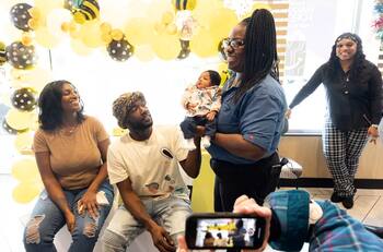 Le organizaron un baby shower: Trabajadoras de McDonald's asistieron un parto en el baño del local