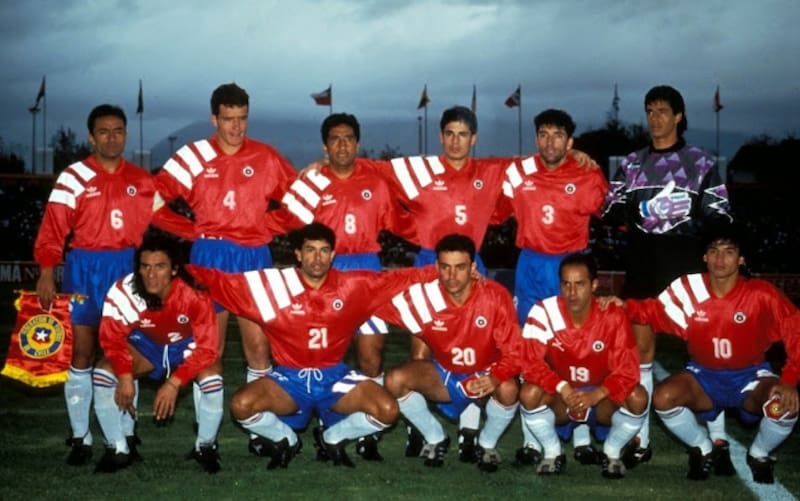 Derrota ante Paraguay 0-1, en Cuenca. Arriba: Pizarro, Margas, Lepe, Ramírez, Vilches y Toledo. Agachados: Mendoza, Castillo, Sierra, Figueroa y Estay. Margas saldría expulsado a los 81' por foul a Roberto Cabañas, autor del gol.