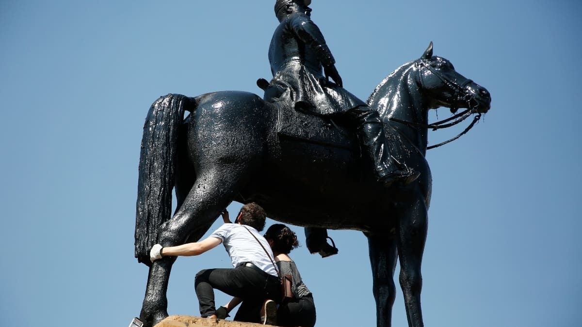 Consejo de Defensa del Estado se querellará por incendio al monumento del general Baquedano