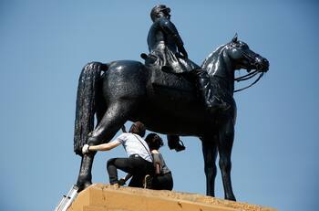 Consejo de Defensa del Estado se querellará por incendio al monumento del general Baquedano