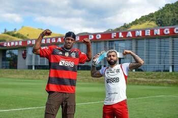 VIDEO | Jimmy Butler visitó al Flamengo de Vidal y Pulgar, jugó básquetbol y le hizo un tapón a Gabigol