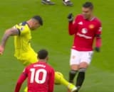 VIDEO | Roja directa: el feroz planchazo de Cuti Romero a Casemiro en la Premier League