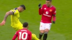 VIDEO | Roja directa: el feroz planchazo de Cuti Romero a Casemiro en la Premier League