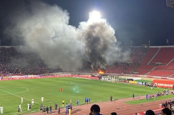 VIDEO | Hinchas de la U prenden fuego en el Estadio Nacional y paran el partido ante Audax
