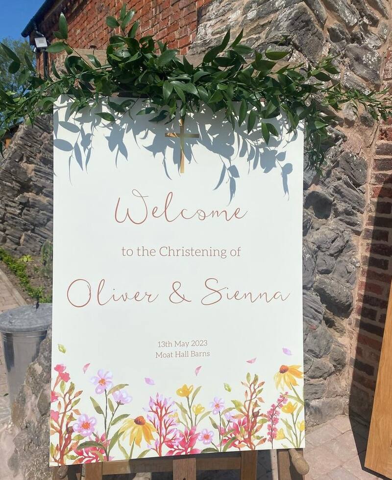 El cartel de bienvenida que recibía a los invitados / Instagram