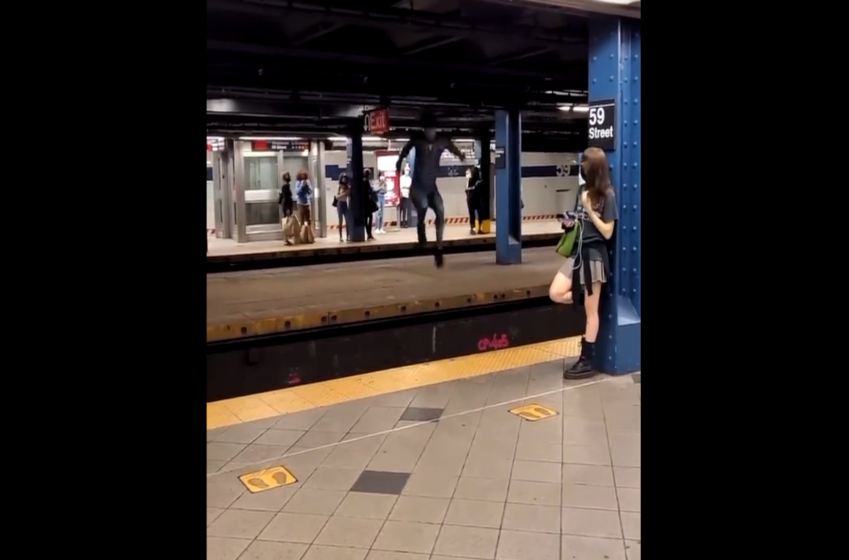 VIDEO | ¿Miles Morales? Captan a Spiderman haciendo parkour en metro de Nueva York