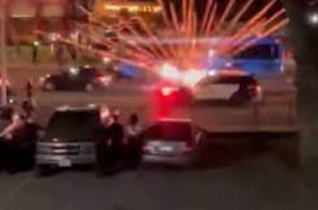 VIDEO | Personas echan a la policía de carreras callejeras usando fuegos artificiales en Estados Unidos