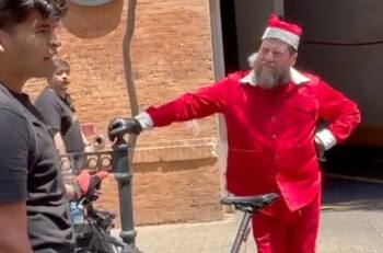 Vestido de Viejo Pascuero: La inesperada aparición del "Guatón" Salinas ayudando a ciclista accidentado