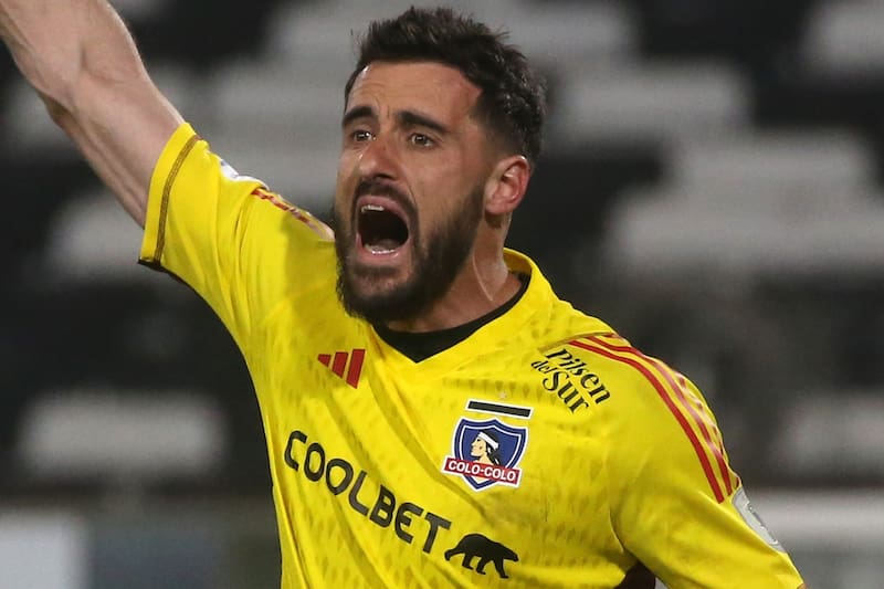 Fernando De Paul vistiendo la camiseta de Colo Colo.