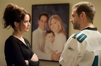 Este es el drama romántico protagonizado por Bradley Cooper y Jennifer Lawrence que se va pronto de Netflix