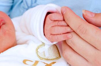 Bebé murió mientras sus padres dormían en Panguipulli: estaban bajo efectos del alcohol