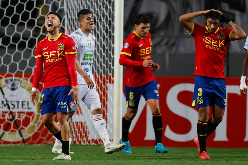 El defensa (a la izquierda) nuevamente suena en Colo Colo y su llegada de complica. Foto: Agencia Aton