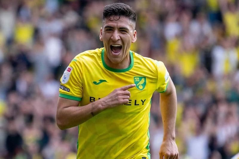 El futbolista chileno vive horas cruciales para un posible traspaso a Turquía. Foto: Instagram Norwich City Football Club.