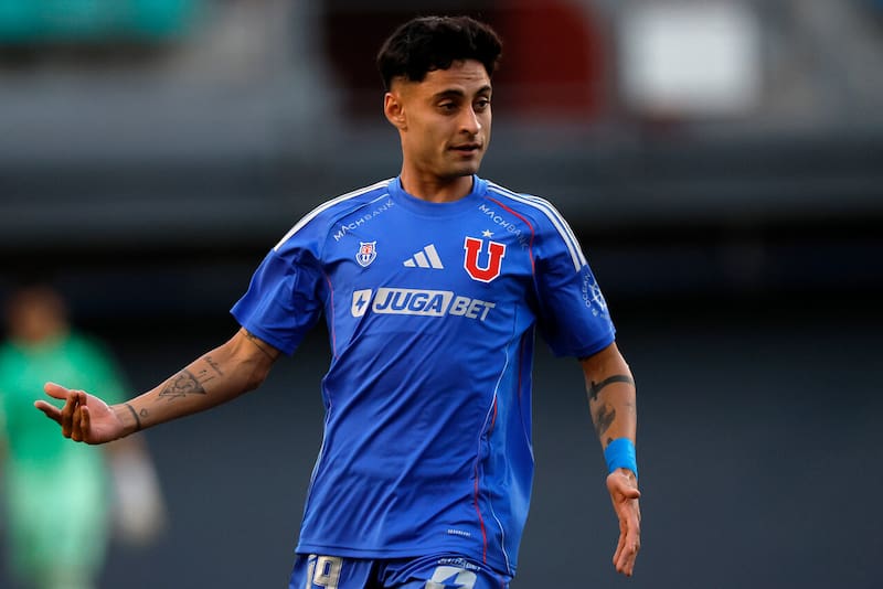 El volante recibió críticas por parte de Johnny Herrera. Foto: Aton.