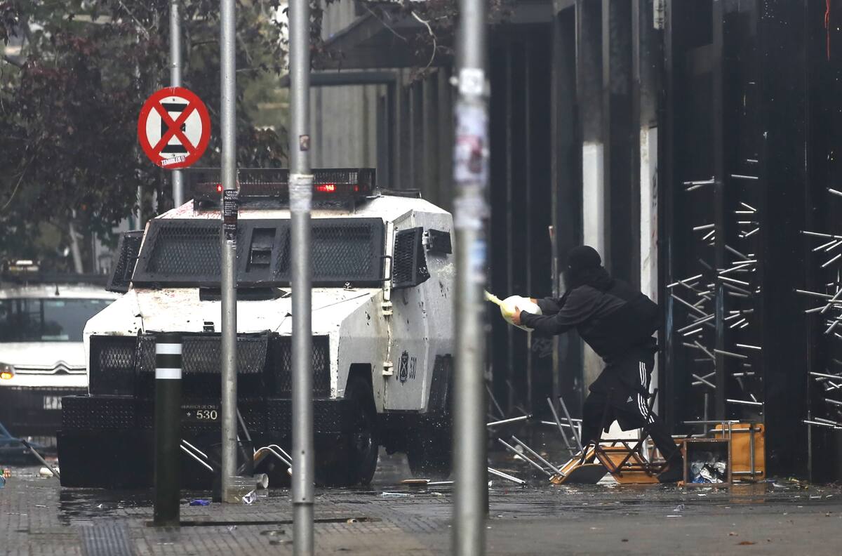 VIDEO | Incidentes fuera del Instituto Nacional dejan cortes y desvíos de transito