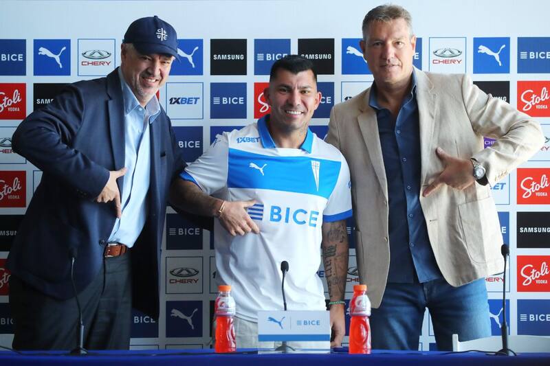 El nuevo refuerzo de Universidad Catolica, Gary Medel, es presentado en conferencia de prensa en el estadio Claro Arena. Foto: Aton Chile.