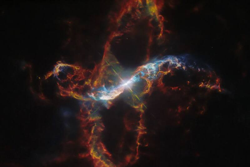 Tomas realizadas por Hubble de un sistema estelar binario, llamado R Aquarii.