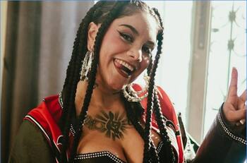 Tiene un gran Buda y una colección de zapatillas: Así es la acogedora casa de Flor de Rap