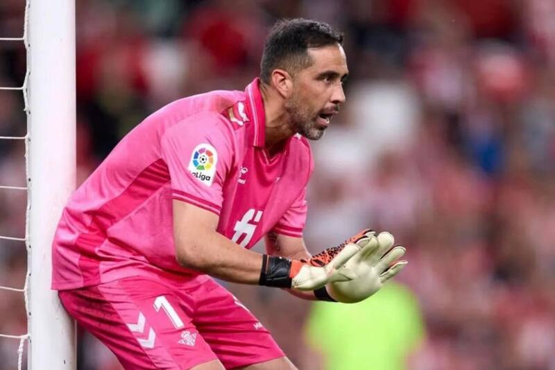 El arquero chileno Claudio Bravo recibió elogios de su compañero y competencia en el Real Betis. (Foto: Instagram)