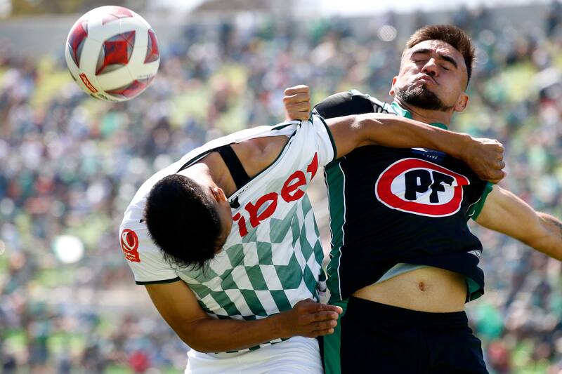 Imagen del partido entre los Delfines y Santiago Wanderers en la temporada 2023 de la B. La situación en el equipo sureño es crítica.