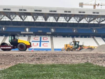“Se vienen cositas”: en la UC adelantan llamativo elemento del césped que tendrá el Claro Arena