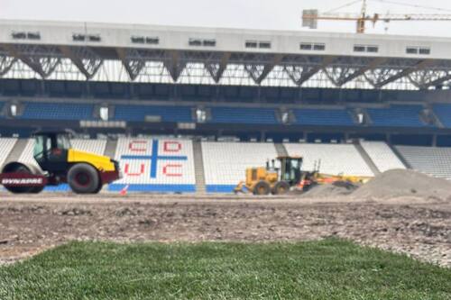“Se vienen cositas”: en la UC adelantan llamativo elemento del césped que tendrá el Claro Arena