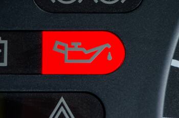 Si se prende esta luz del tablero de tu vehículo debes detenerte al instante