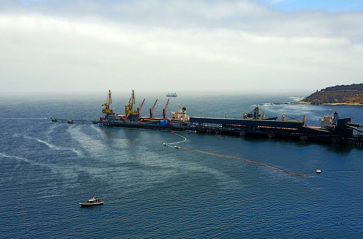 Derrame de petróleo en Quintero: casi 200 litros vertidos en el mar y aún no está controlado