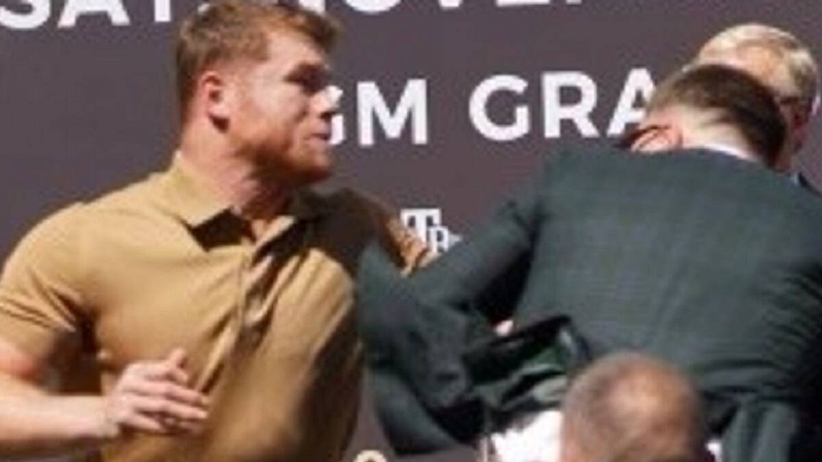 VIDEO: "Canelo" Álvarez y Caleb Plant tuvieron que ser separados tras irse a los puños en intenso careo