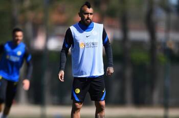 Un viejo conocido de Arturo Vidal: Inter de Milán quiere reforzarse con un mediocampista de Barcelona