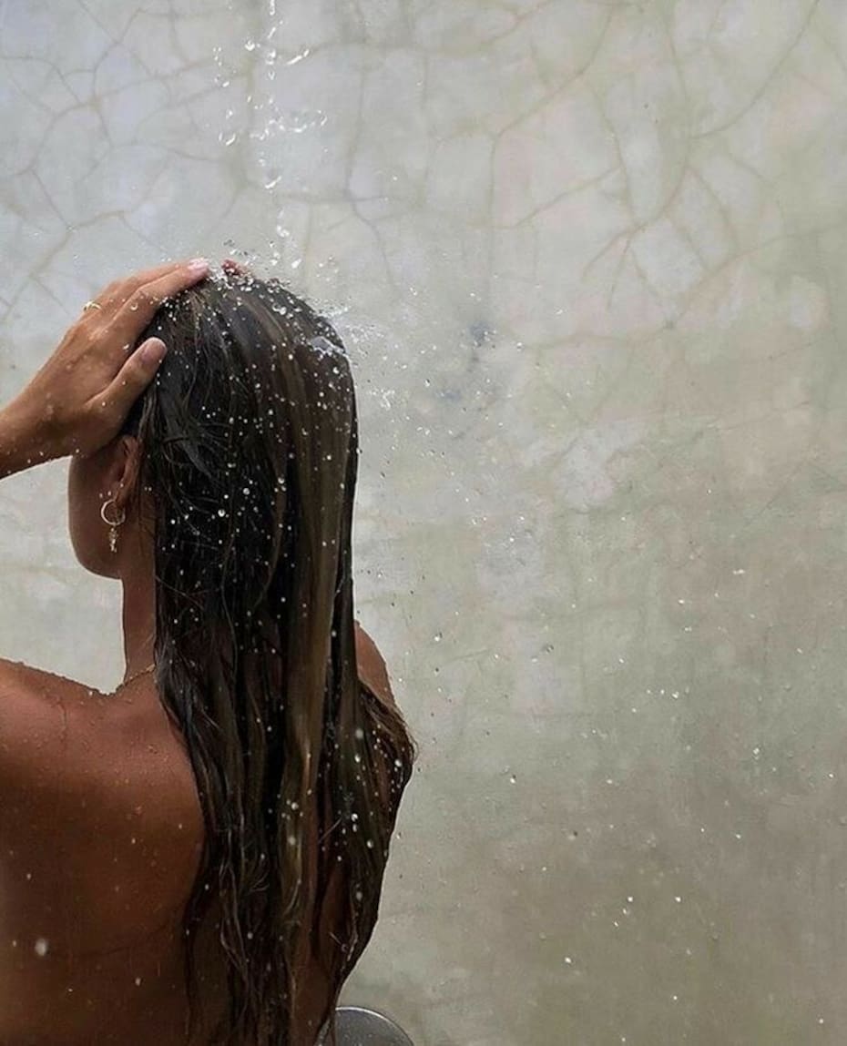 Aplicarte productos para el cabello como acondicionador antes de nadar ayuda a formar una barrera en el pelo